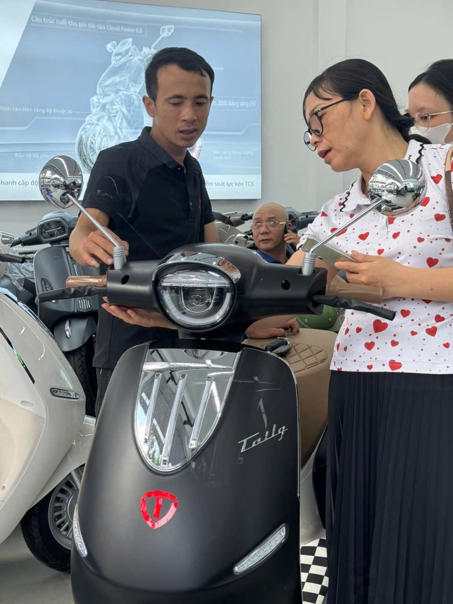 cô hương chốt em xe máy điện tailg r71