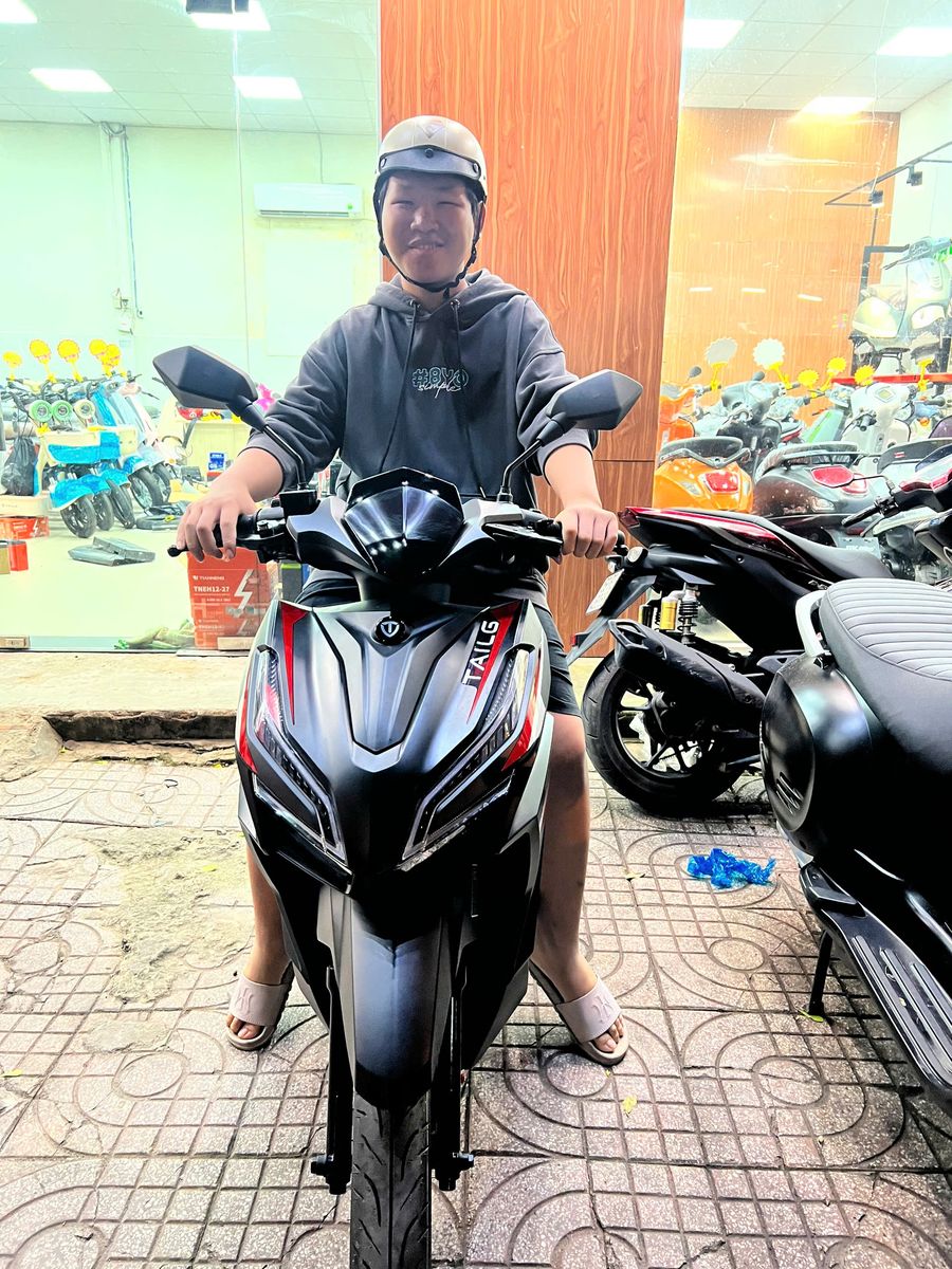 Em Trai Được Bố Mẹ Tặng Xe Máy Điện Tailg T71
