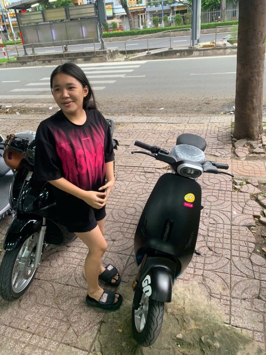 Em gái cá tính “quất liền” TailG Hotgirl GR55 đen nhám tại Thế Giới Xe Điện Quận 12