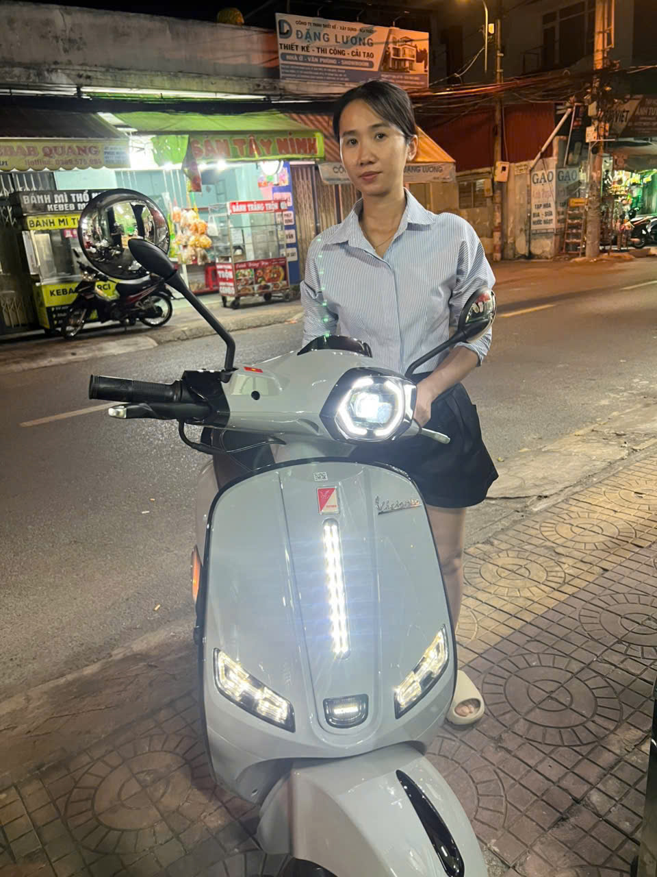 khách hàng mua xe ga 50cc màu xám