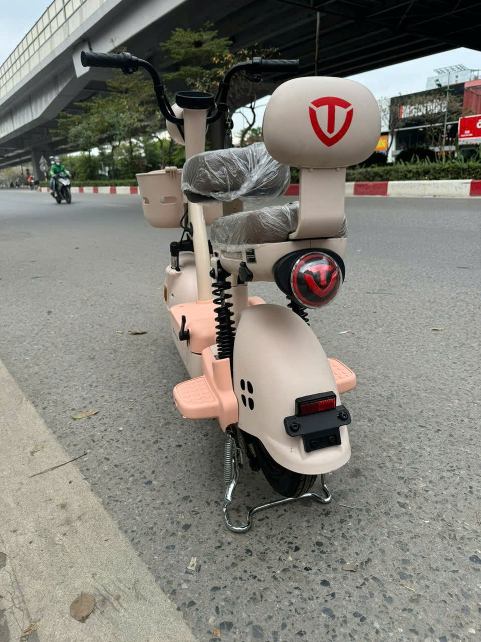 Người cao tuổi đi xe điện 2026, chọn sao cho nhẹ nhàng và an tâm?