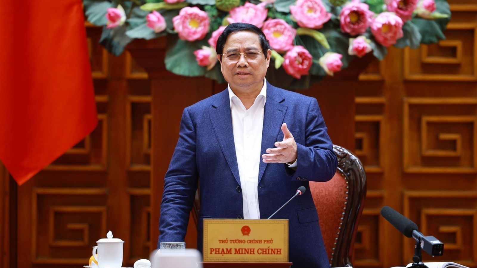 Người dân được chính phủ khuyến khích dùng giao thông công cộng và xe điện, hạn chế tiêu thụ xăng dầu