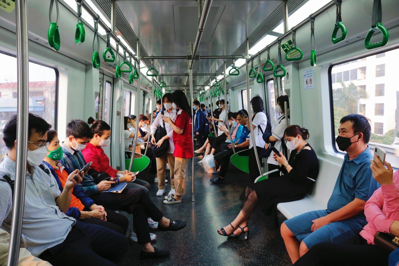 Người dân được chính phủ khuyến khích dùng giao thông công cộng và xe điện, hạn chế tiêu thụ xăng dầu