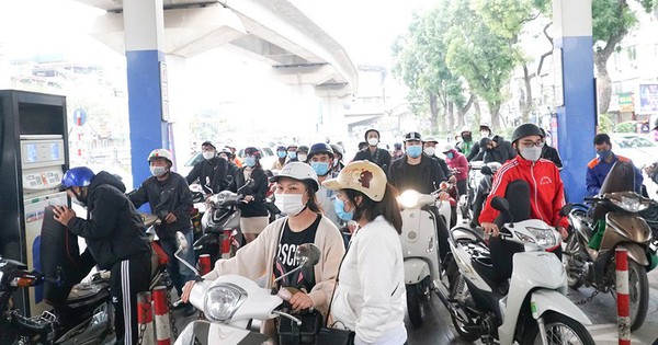 Người dân được chính phủ khuyến khích dùng giao thông công cộng và xe điện, hạn chế tiêu thụ xăng dầu