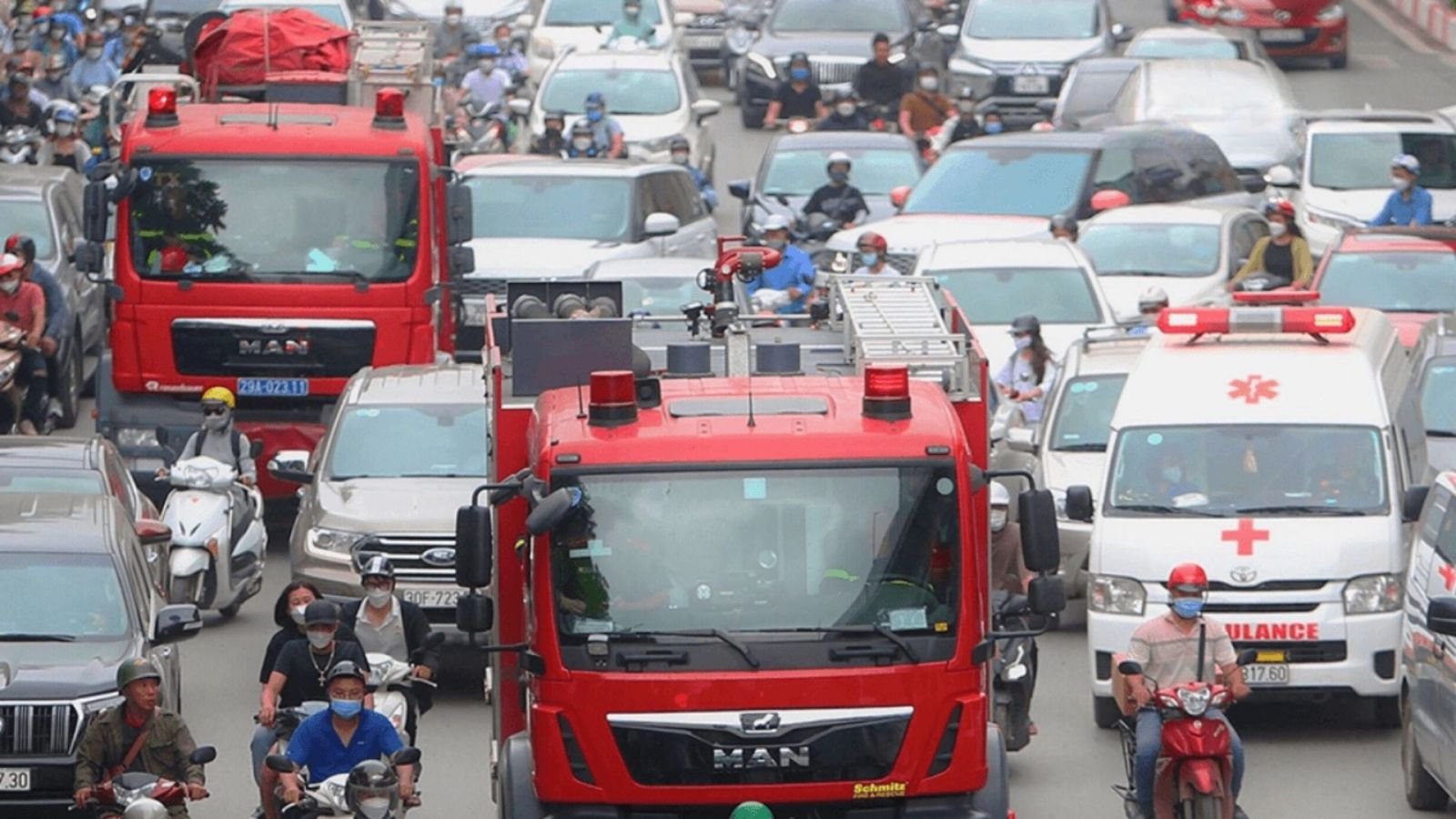 Nhường đường cho xe cấp cứu, xe điện và xe máy vượt đèn đỏ có vi phạm luật?