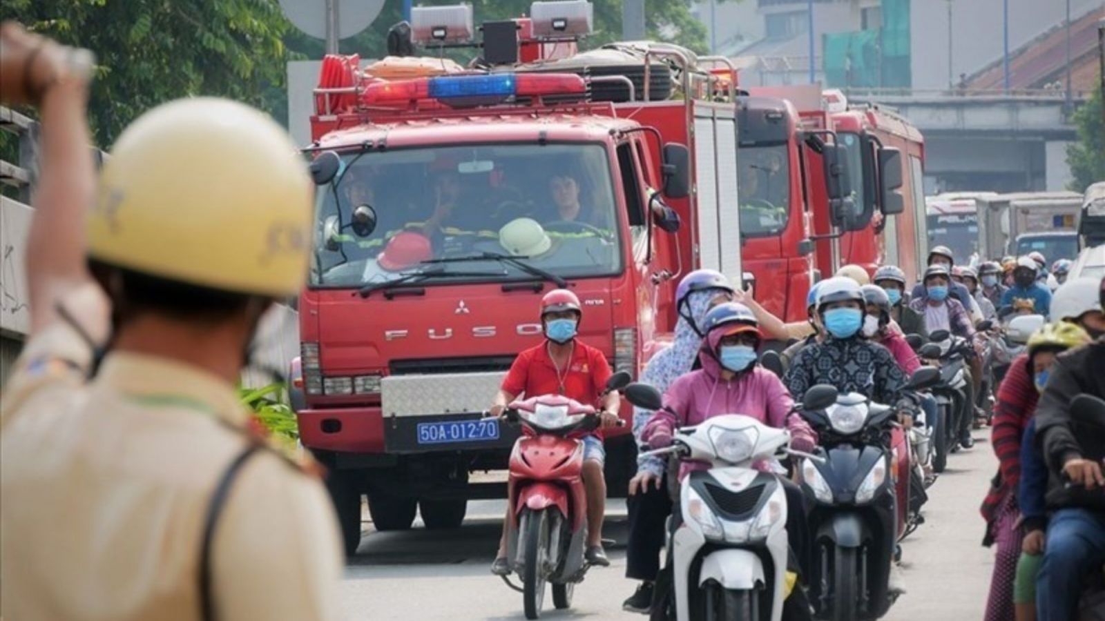 Căn cứ pháp luật về việc vượt đèn đỏ trong tình huống cấp thiết