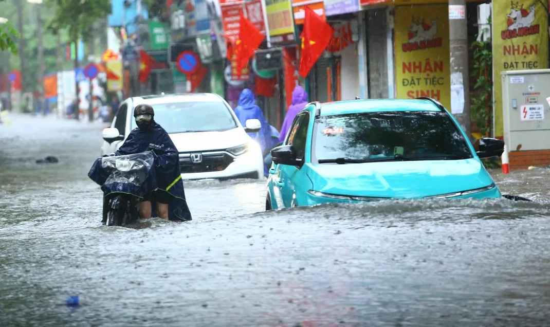 Hà Nội ngập sâu ảnh hưởng từ bão số 5 Kajiki, đi xe điện ngập nước có gây nguy hiểm?