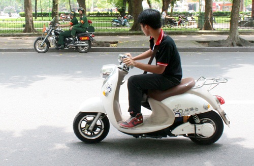 Nhiều người hiện nay vẫn nhầm lẫn giữa xe máy điện và xe đạp điện, dẫn đến việc sử dụng sai quy định về độ tuổi hoặc biển số. Bước sang năm 2026, các quy định liên quan đến xe điện đã được cập nhật rõ ràng và chặt chẽ hơn. Vì vậy, trước khi chọn mua hoặc sử dụng xe, người dùng nên tìm hiểu kỹ để tránh vi phạm khi tham gia giao thông. Hiện nay, Thế Giới Xe Điện cũng đang hỗ trợ khách hàng tư vấn rất chi tiết về các dòng xe đúng chuẩn theo quy định mới.