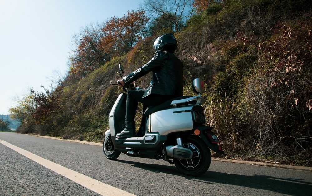 chạy xe máy điện thế nào để không phải sạc nhiều