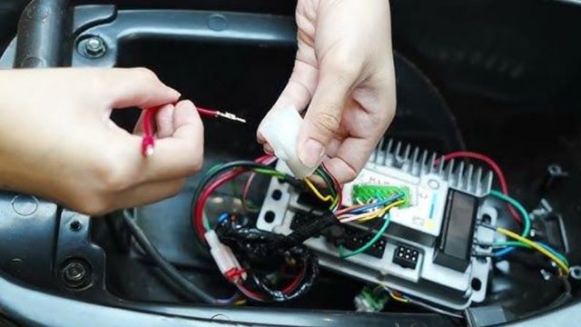 Kiểm tra hệ thống dây điện và ổ khóa