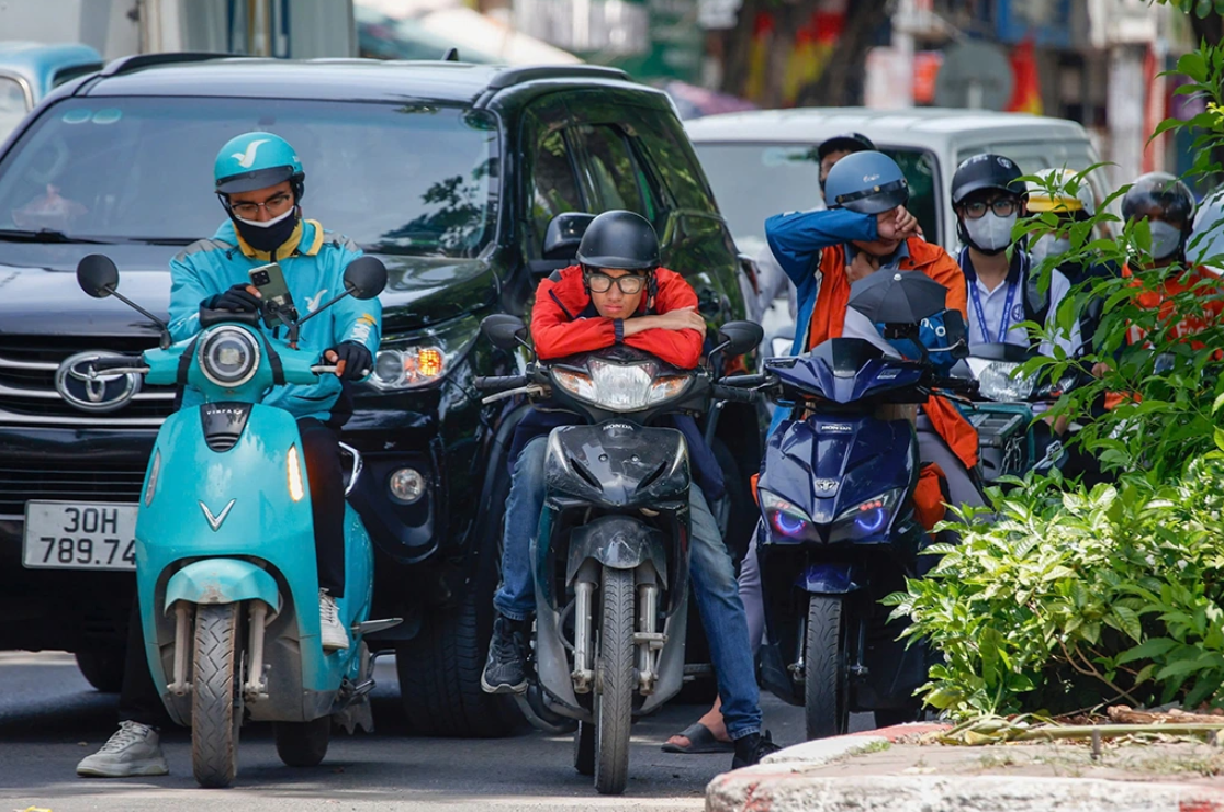 Người dùng bắt đầu tính lại bài toán đi lại giữa xe xăng và xe điện
