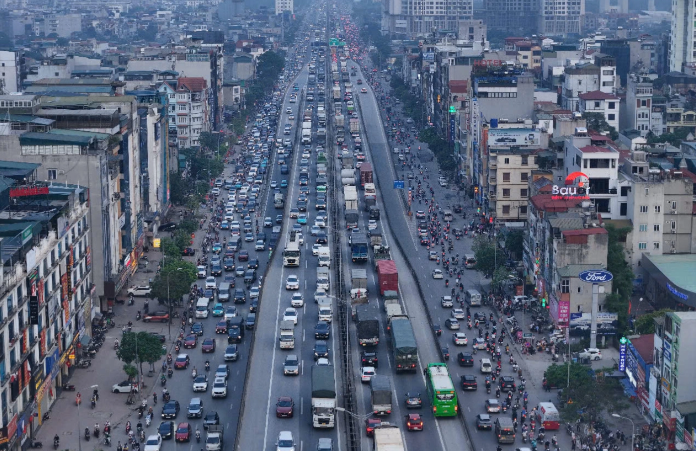 Nhiều người cảm thấy dễ thở khi Hà Nội điều chỉnh lệnh cấm xe xăng từ 1/7/2026