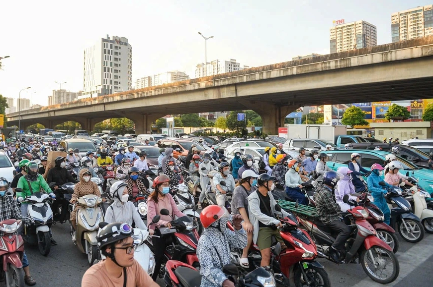 Vì sao việc cấm xe máy xăng ở Hà Nội không còn gây bất ngờ?