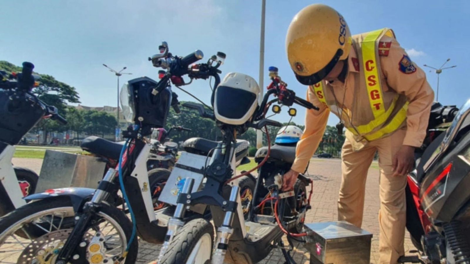 Siết chặt xe điện độ để bảo vệ an toàn hay gây nhiều băn khoăn?