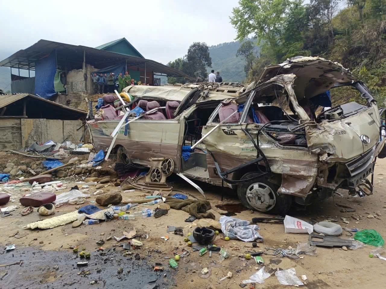 Bi kịch lật xe khách tại Lào Cai: Cần nhìn thẳng vào lỗ hổng an toàn giao thông