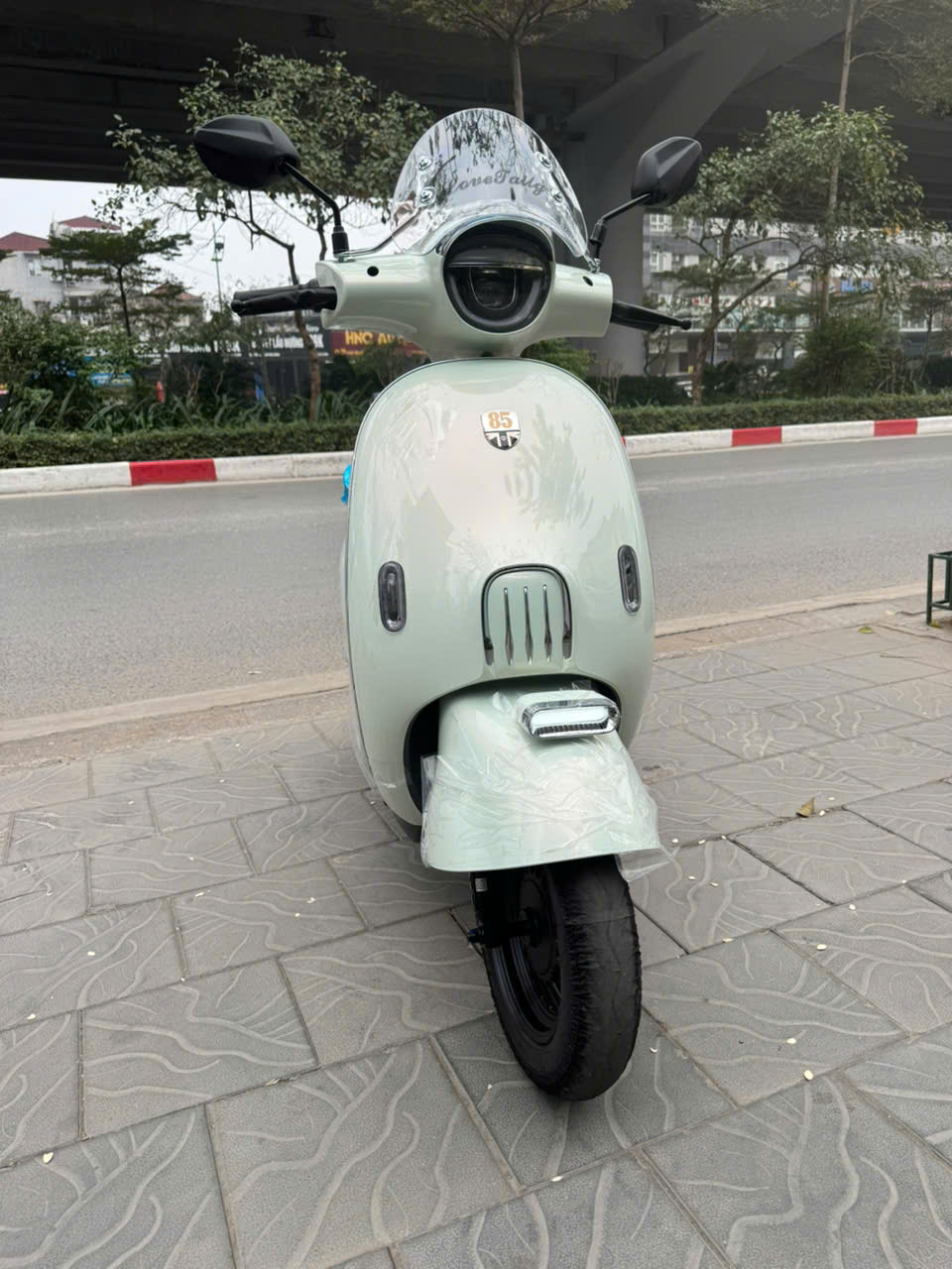 Giữa phố thị có một nàng thơ mang tên Tailg R60