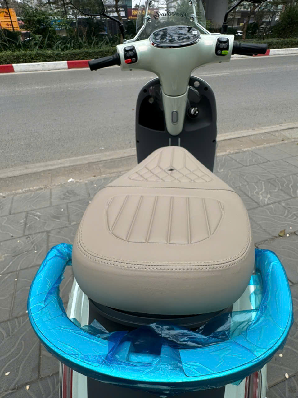 Giữa phố thị có một nàng thơ mang tên Tailg R60