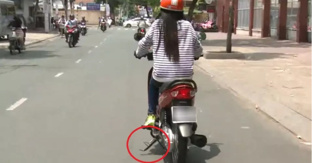 Thế Giới Xe Điện nhắc bạn đi xe nhớ gạt chân chống tránh bị phạt
