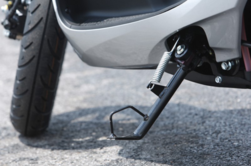 Thế Giới Xe Điện nhắc bạn đi xe nhớ gạt chân chống tránh bị phạt