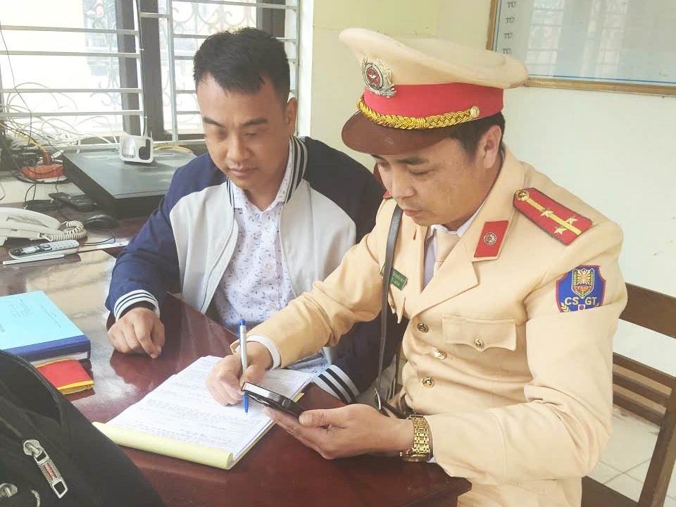 Tiếp tục xử lý vi phạm TTATGT từ phản ánh qua mạng xã hội