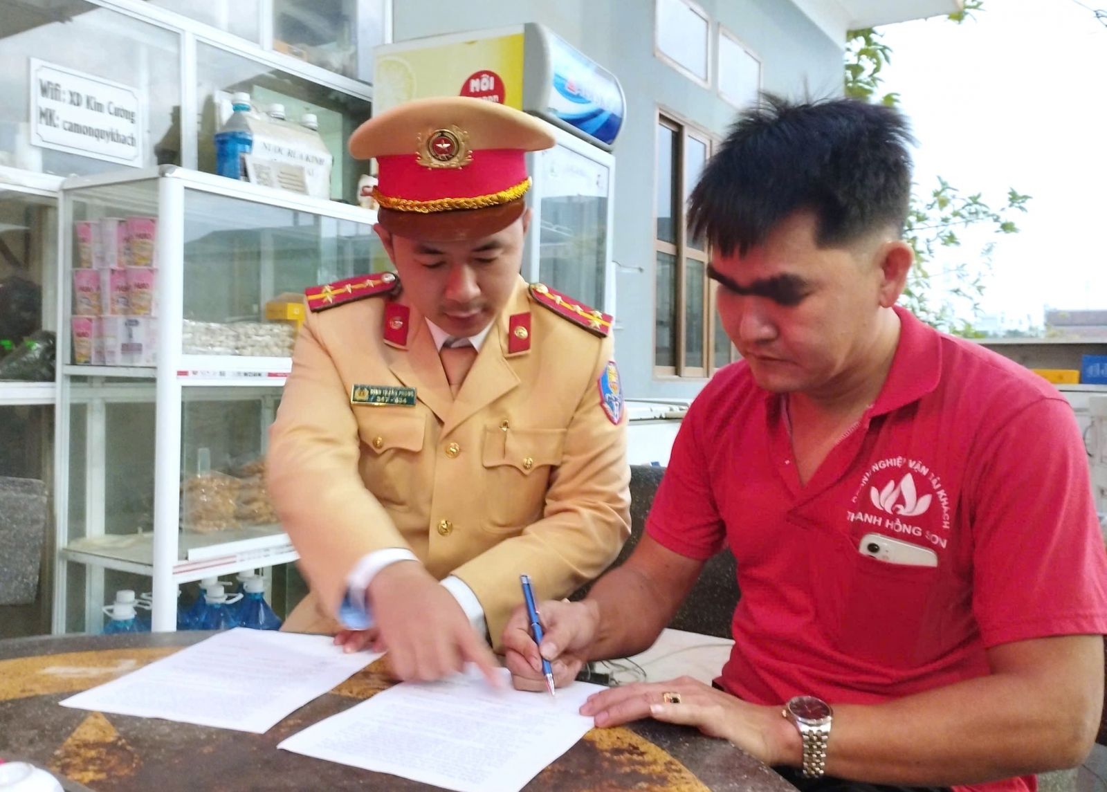 Tiếp tục xử lý vi phạm TTATGT từ phản ánh qua mạng xã hội