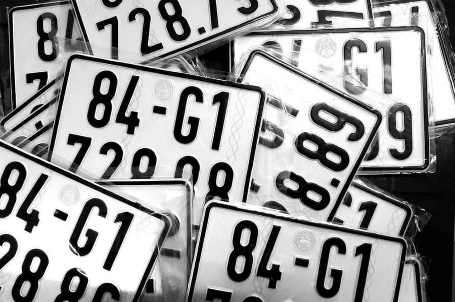 chưa có phôi biển số dân đợi dài cổ