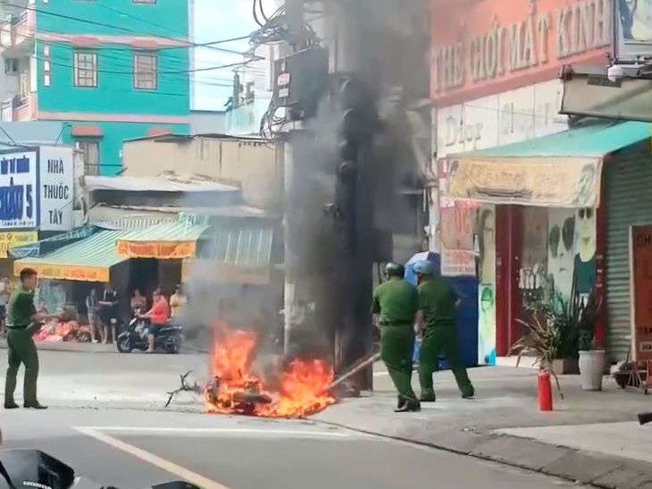 xe máy điện cháy trơ khung