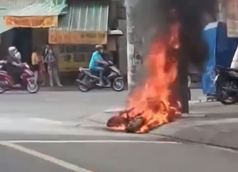 xe máy điện cháy trơ khung