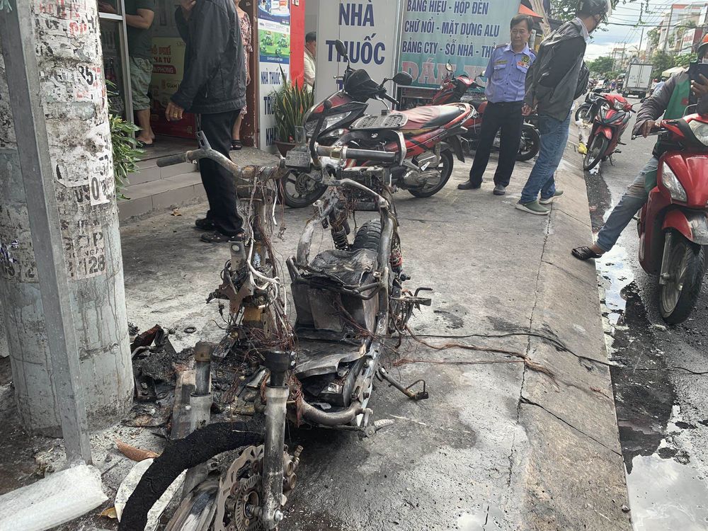 xe máy điện cháy trơ khung