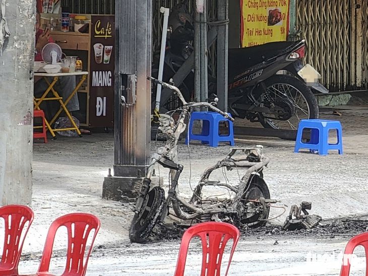 xe máy điện cháy trơ khung