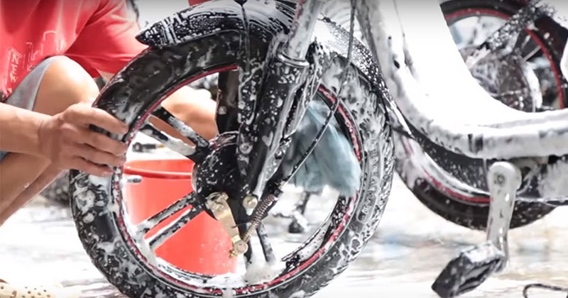 vệ sinh lau khô xe điện khi đi mưa đi ngập