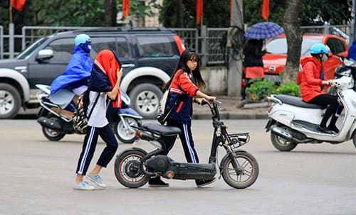 dắt bộ xe điện bị lỗi động cơ 