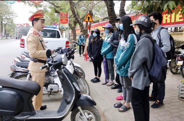 học sinh cấp 2 đi xe máy điện gây tai nạn