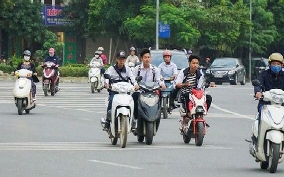 học sinh chạy xe máy 50cc dàn hàng 3