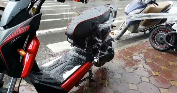 Hậu quả khi xe điện bị giật trong mưa