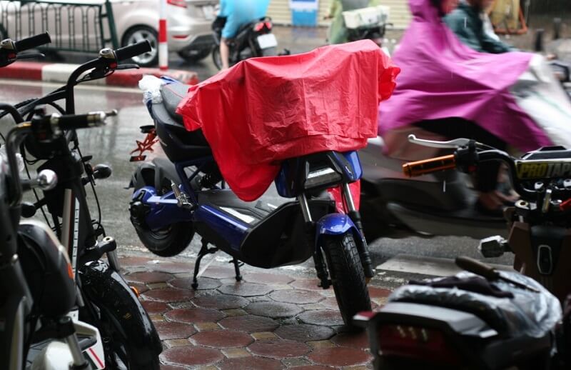 Cách xử lý khi xe điện bị giật do gặp mưa