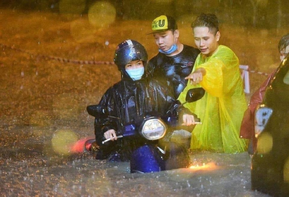 Trời mưa đi xe điện bị chập chờn, giật ga phải làm thế nào?