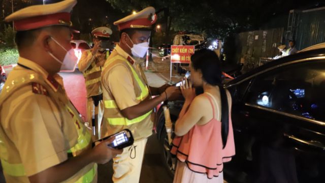 Tài xế chở vợ con vi phạm “nghĩ công an sẽ không kiểm tra”