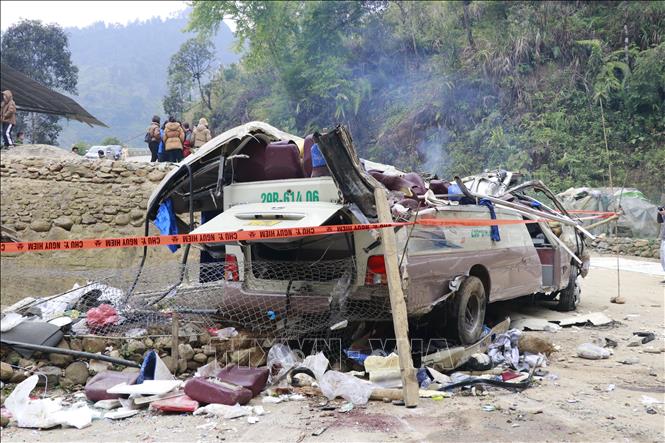Bi kịch lật xe khách tại Lào Cai: Cần nhìn thẳng vào lỗ hổng an toàn giao thông