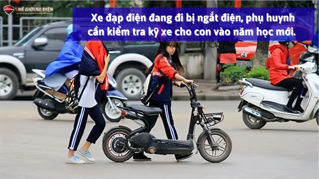 Xe đạp điện đang đi bị ngắt điện, phụ huynh cần kiểm tra kỹ xe cho con vào năm học mới. 