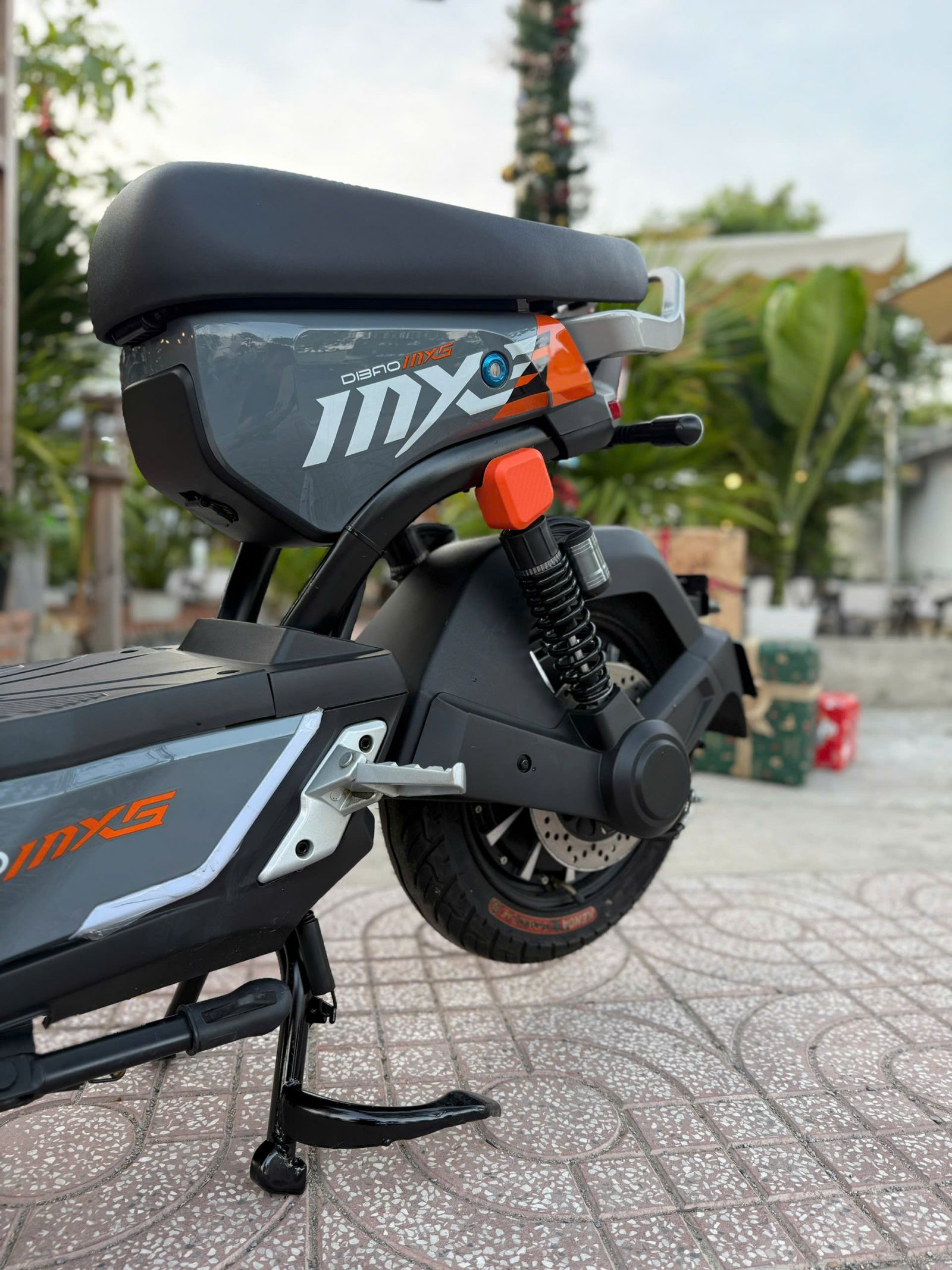 Vì sao không được tưới nước khi động cơ xe điện đang nóng?