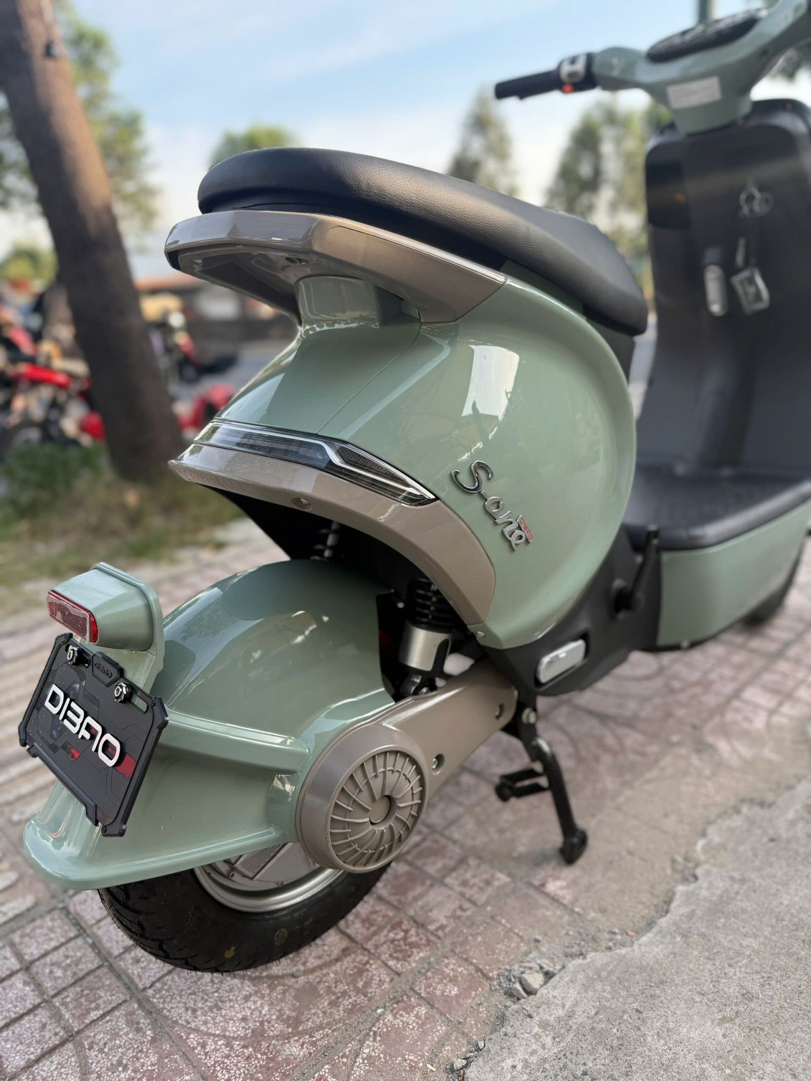 Cẩn thận khi sạc xe điện không tự ngắt và bình ngày càng nóng lên khi cắm điện?