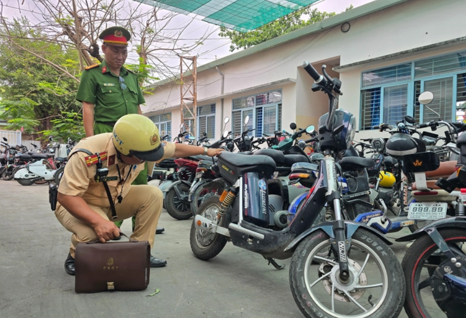 Xe điện độ bị siết kiểm tra tại Hà Nội: Đừng để con đi học bằng một phương tiện thiếu an toàn