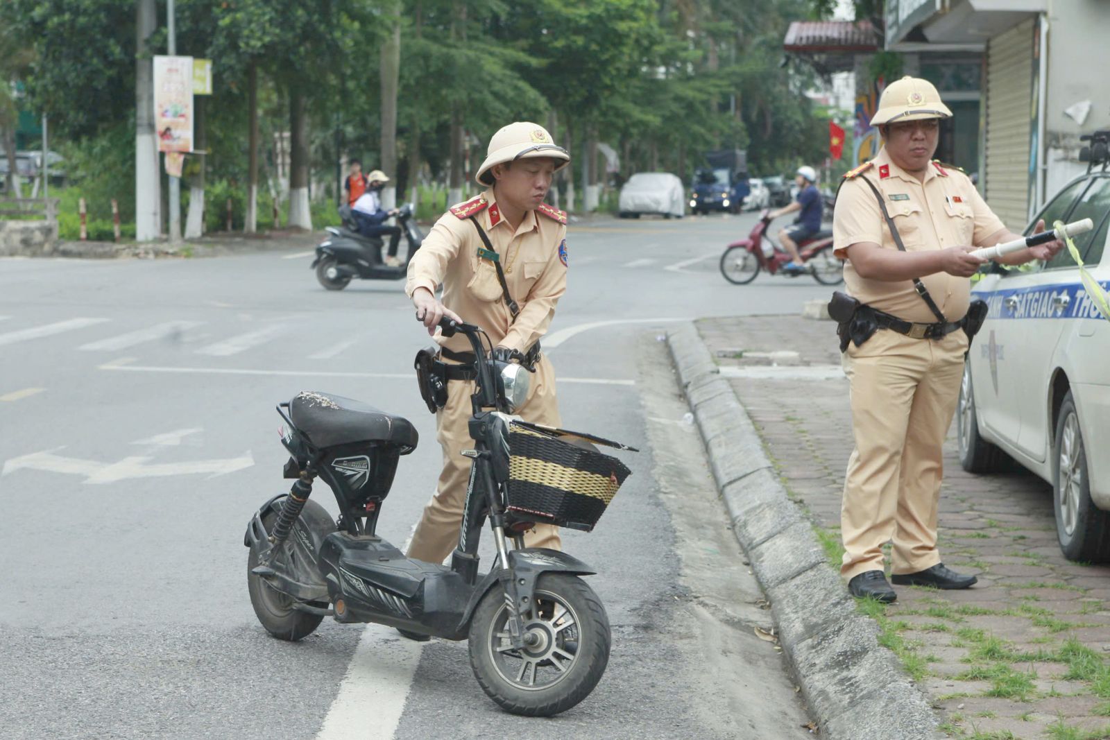 Xe điện độ bị siết kiểm tra tại Hà Nội: Đừng để con đi học bằng một phương tiện thiếu an toàn