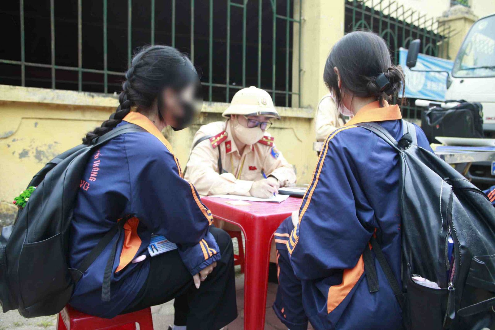 Xe điện độ bị siết kiểm tra tại Hà Nội: Đừng để con đi học bằng một phương tiện thiếu an toàn