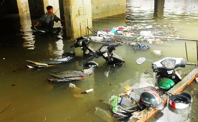 Xe máy chìm sâu dưới nước lũ có thể cứu được nữa không?