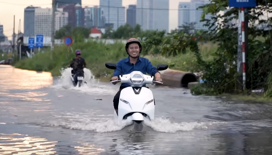 Rủi ro khi đi xe điện trong đường ngập ở Hà Nội