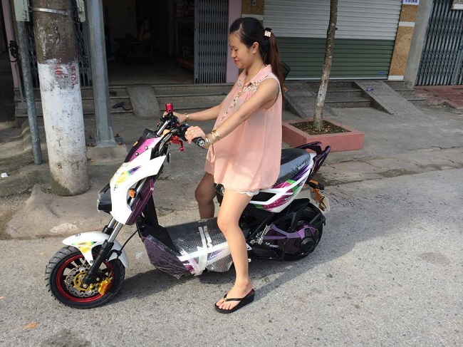 Xe điện Xmen Sport màu tím mới nhất đã về Phủ Lý, Hà Nam với 2 mẹ con