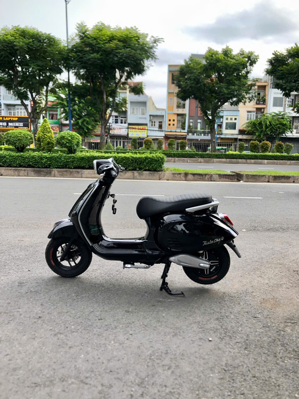 Thế Giới Xe Điện nhắc bạn đi xe nhớ gạt chân chống tránh bị phạt