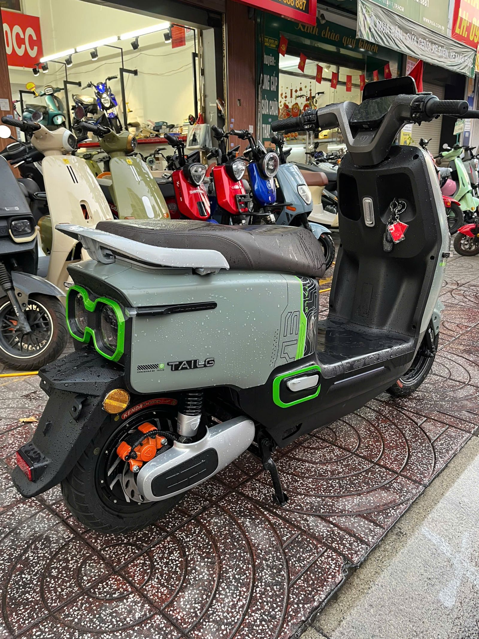 Cùng với sự phát triển nhanh của xe máy điện, người dùng Việt Nam đang thay đổi cách tiếp cận